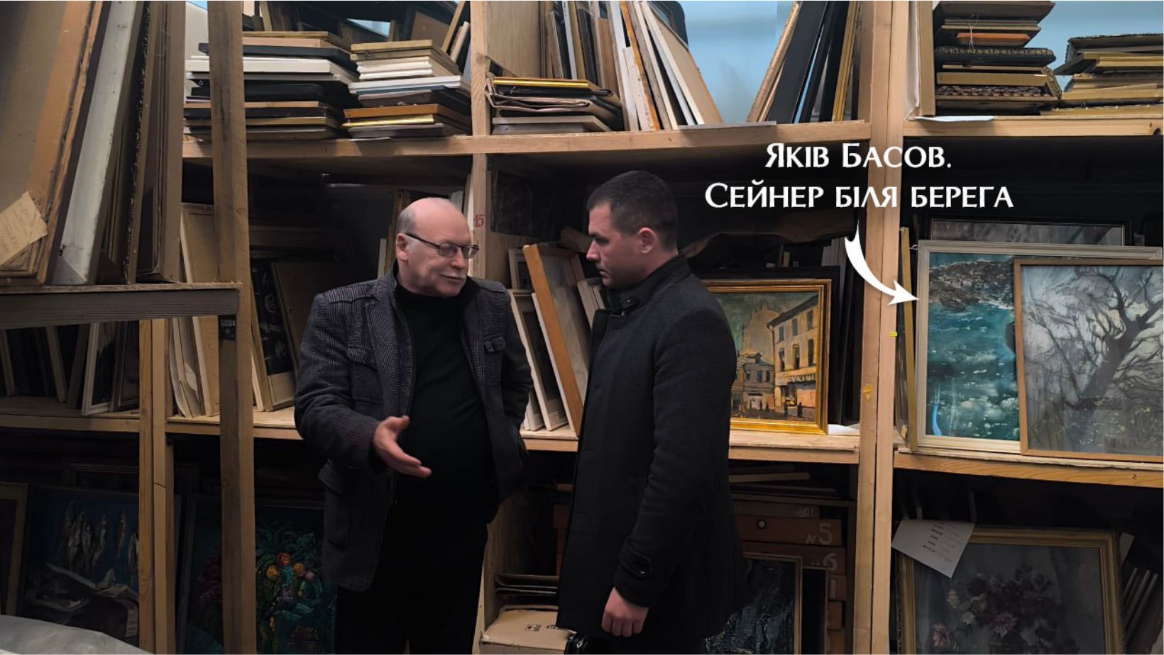 Андрій Мальгін в музеї Тавриди. Поруч викрадена картина з Херсонського музею.